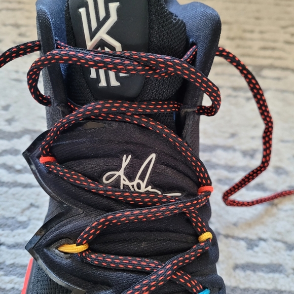 Nike Kyrie 5 'Friends' Size 8.5 - Picture 6 of 10